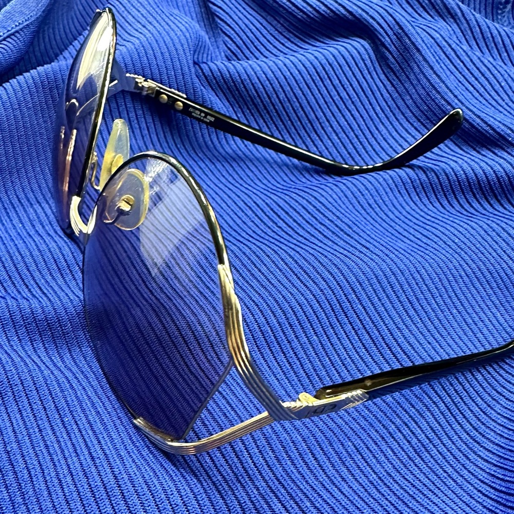 Christian Dior Sunglasses 🕶️ - Picture 7 of 8